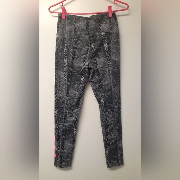 Black & grey patterned Victoria's Secret leggings - size small short - Picture 2 of 7